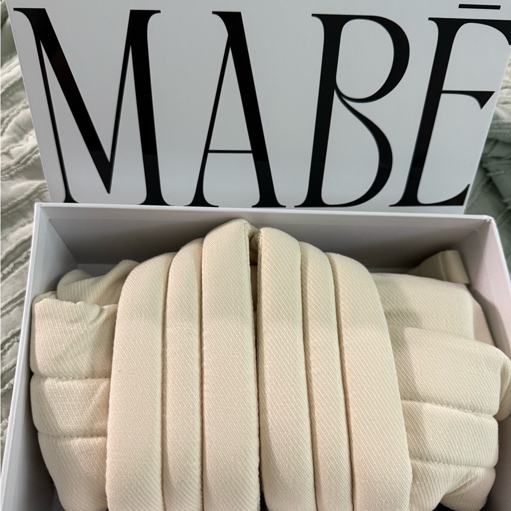 Mabe the monarch carrier NWT